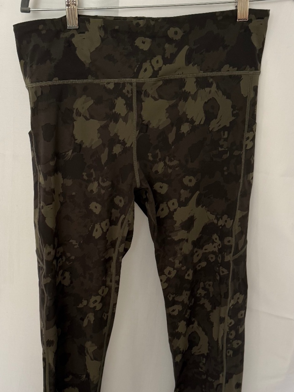 Vuori Stride Performance Pocket Leggings - Oregano Camo Flower (Size XL)